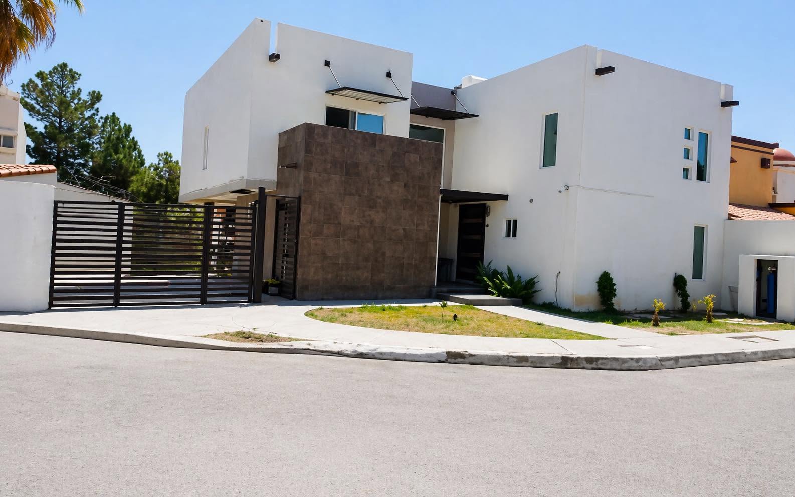 Amplia residencia en venta en Hacienda Residencial